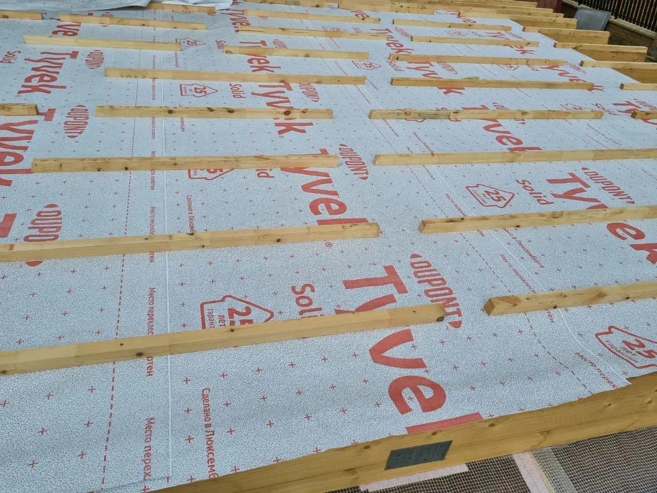 Укладка гидроизоляции Tyvek на кровлю